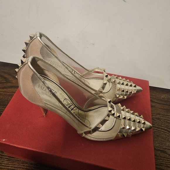 NEW VALENTINO GARAVANI Gold Mesh Nappa Rockstud Alcove Stiletto Pumps Size EU37 - Picture 3 of 6